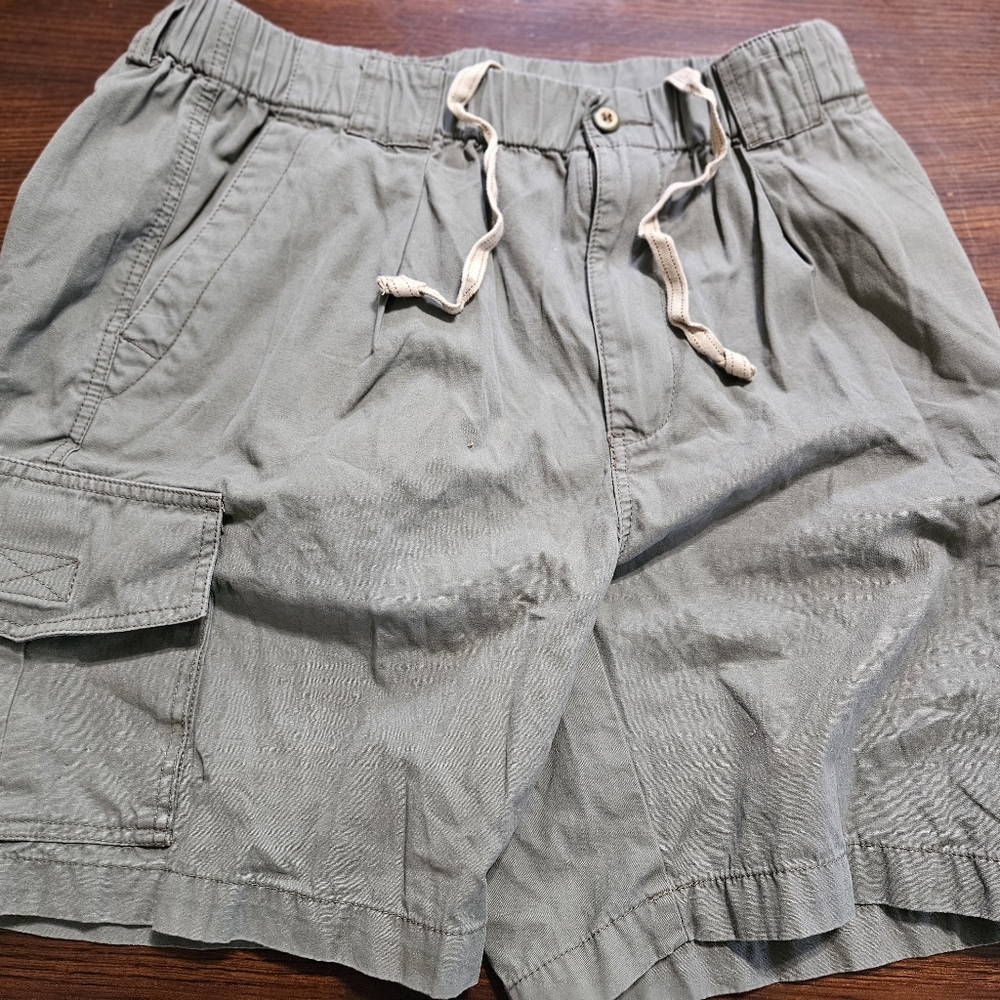 Tommy Bahama Men's Large Cargo Shorts.  Hunter Green.